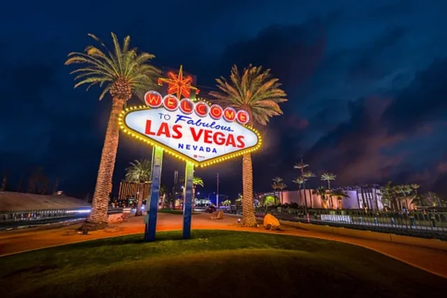 Welcome to Fabulous Las Vegas sign at night